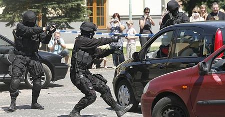 Policja nie będzie oddawała strzału ostrzegawczego
