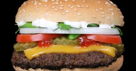 Najgrubsza kobieta świata karmi niemowlęta w McDonaldzie