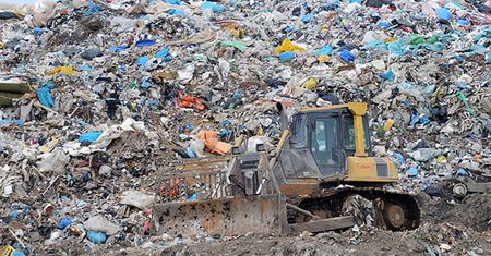 Mafie robią miliardowe interesy na handlu... śmieciami