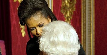 Michelle Obama objęła królową - "tego się nie robi"