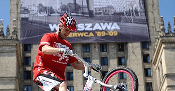 Wjechał rowerem na Pałac Kultury i pobił rekord Guinnessa