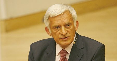 Były premier kandyduje i ignoruje internautów