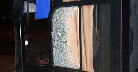 Nieznany sprawca ostrzelał autobus i przystanek w Płocku
