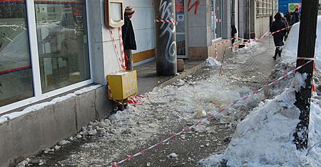 Bryła lodu spadła na kobietę w Warszawie