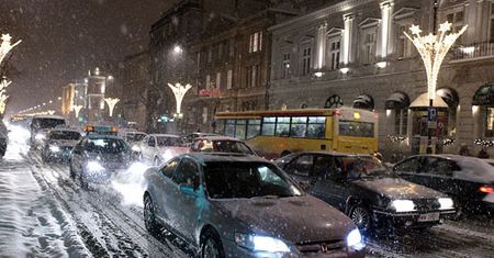 Śnieg sparaliżował Warszawę - kto kogo zaskoczył?
