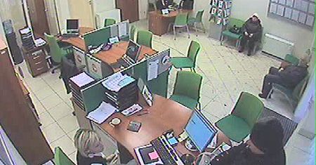 To on napadł z bronią na pracownicę banku - zobacz film