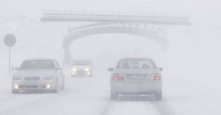 Zima nie odpuszcza - będą zawieje i zamiecie śnieżne