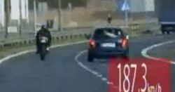 Motocyklista bez prawa jazdy pędził na złamanie karku