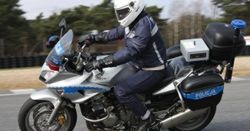 Policjanci ćwiczą jazdę na jednośladach