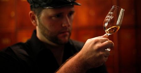 Woski do wąsów dla amatorów whisky