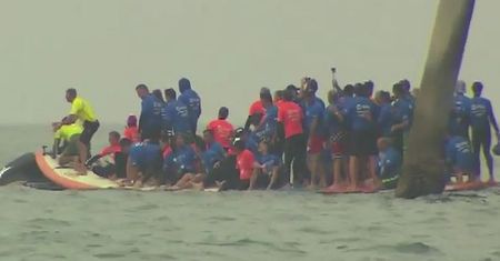 66 surferów na jednej desce. Rekord Guinnessa pobity!