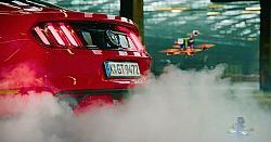 Dronekhana: Gymkhana z dronem i fordem mustangiem
