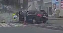 #dziejesiewmoto [417]: rozpędzony Volkswagen wjeżdża na chodnik, największa deskorolka świata i skrzyżowanie limuzyny z monster truckiem