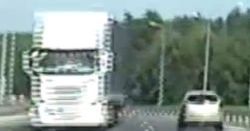 #dziejesiewmoto [423]: jechała pod prąd autostradą, ciężarówka niszczy nowy tunel w Krakowie i skutki złej decyzji urzędników
