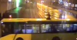 #dziejesiewmoto [445]: Przejażdżka na dachu autobusu, przeprawa przez rzekę i renowacja zabytkowego BMW