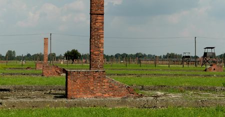 Portugalczycy skazani za rycie napisów w bramie Birkenau