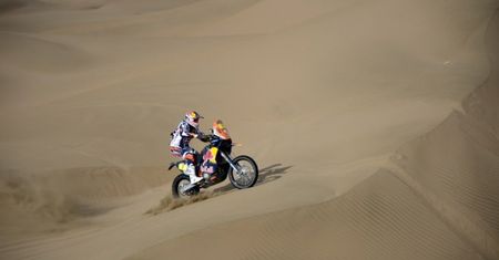 Rajd Dakar: Dąbrowski pośpieszył Despresowi z pomocą