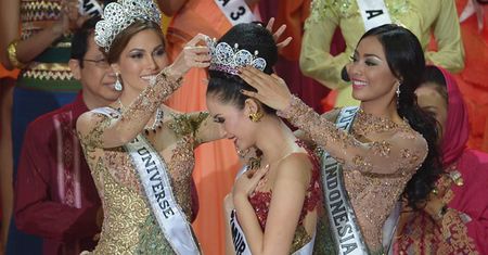 Miss Indonezji 2014 odbiera koronę z rąk Miss Uniwersum