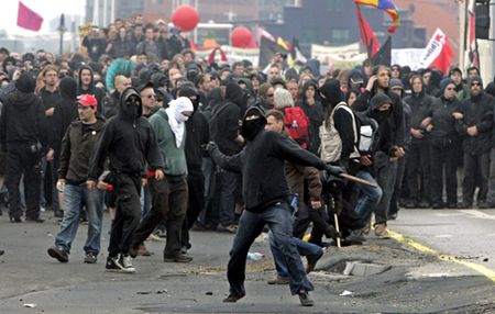 500 rannych podczas starć antyglobalistów z policją