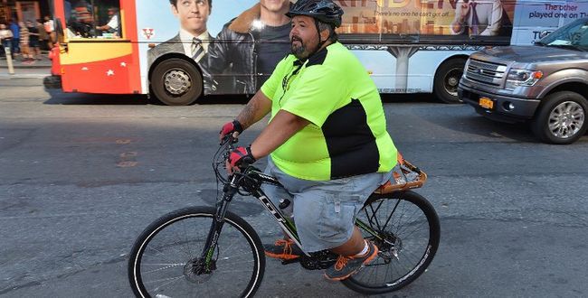 Waży 250 kilogramów. Właśnie przemierza Amerykę na rowerze