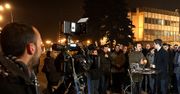 Na znak protestu telewizja nadaje z ulicy