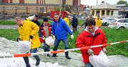 Odra opada, ratownicy walczą z przesiąkającymi wałami