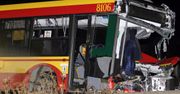 Pociąg zmiażdżył przód autobusu - kilkanaście osób rannych