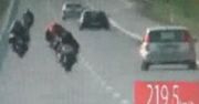 Pościg za motocyklistami na drodze krajowej