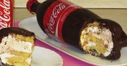 Wcisnęła ciasto z czekoladą do butelki po Coca-Coli. Wynik końcowy robi furorę na każdej imprezie