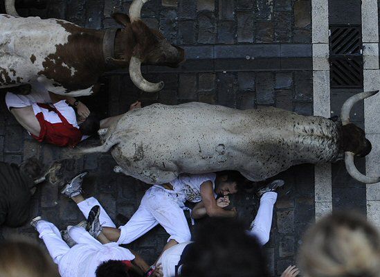 Pierwsza gonitwa byków w Pampelunie bez ofiar
