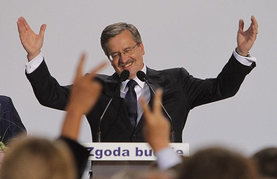 Komorowski żegna PO, Tusk szczęśliwy, a Pawlak...