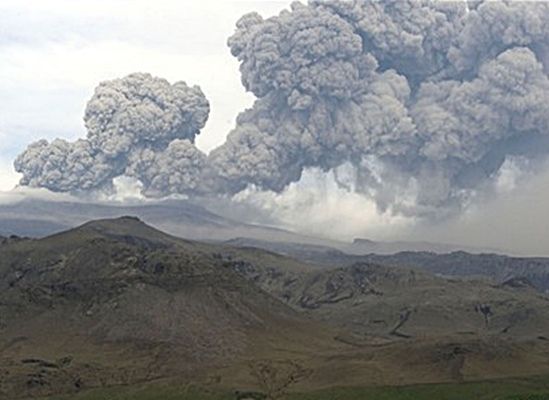 Wulkan nadal groźny - zamykają lotniska w Afryce