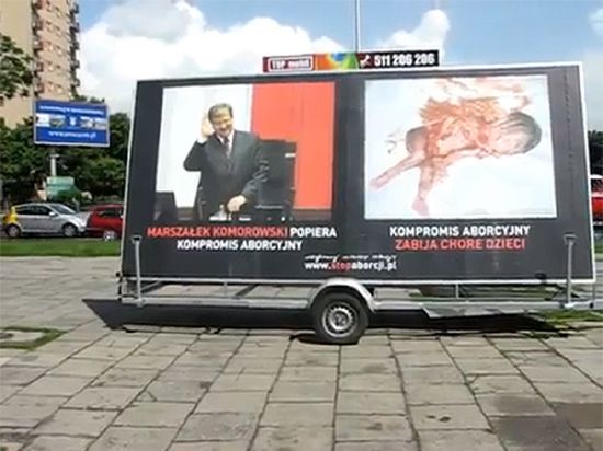 Plakaty z Komorowskim i martwym płodem w stolicy