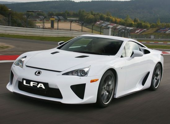 Lexus LFA tłucze szkło