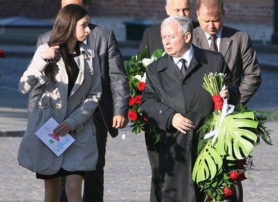 J. Kaczyński złożył kwiaty na grobie prezydenckiej pary