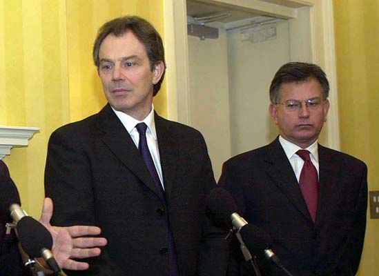 B. ministrowie Blaira oferowali lobbystom płatne usługi