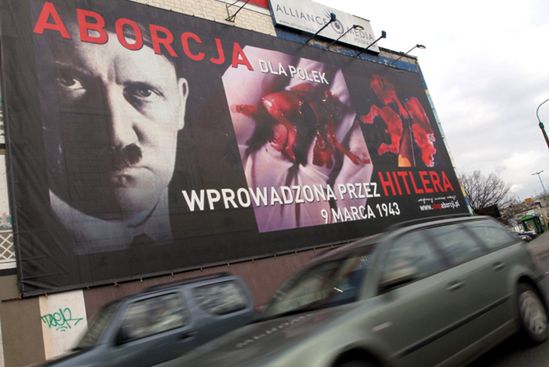 Szokującym plakatem z Hitlerem zajmie się prokuratura