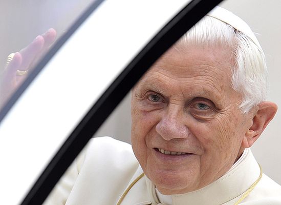 "Papież tuszował molestowanie"; Watykan broni Ratzingera