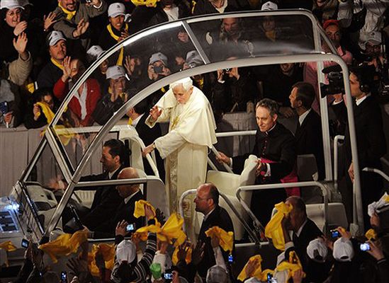 Tysiące młodych świętuje pod papieskim oknem