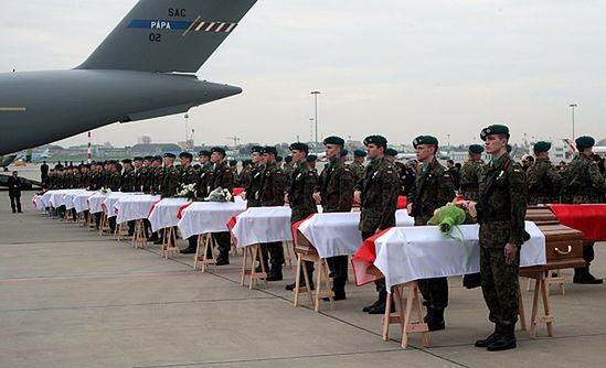 Kondukt z ciałami 30 ofiar przejechał przez Warszawę