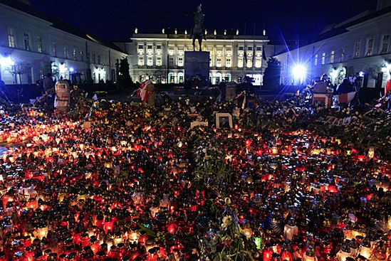 Warszawiacy cały czas zbierają się przed Pałacem