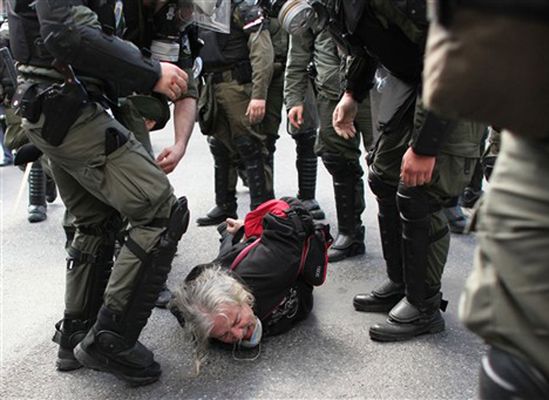 Grecka policja walczy gazem i granatami z demonstrantami