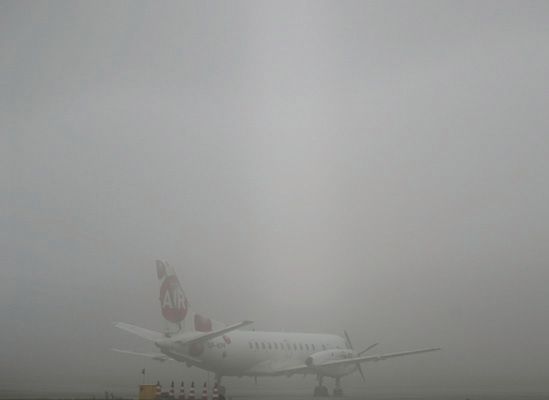 Mgła paraliżuje wrocławskie lotnisko; w stolicy bez opóźnień