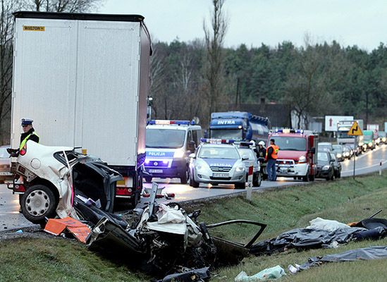 Czołowe zderzenie z ciężarówką - 5 osób zginęło