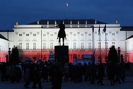 Jarosław Kaczyński przed Pałacem Prezydenckim