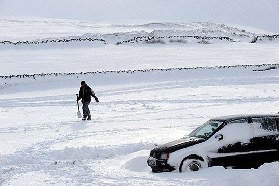 Śnieg zasypuje W. Brytanię; zamknięto 150 szkół