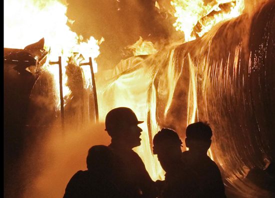 Ponad 20 cystern ISAF płonie po ataku w Pakistanie