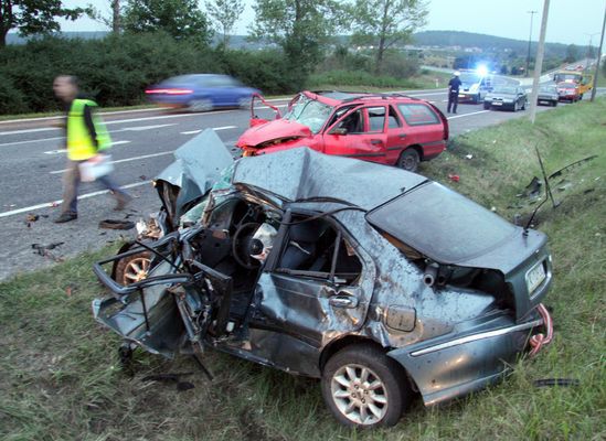 Tragedia o świcie - auto wpadło pod tira