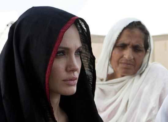 Zginęło prawie 2 tys. osób; Angelina Jolie prosi o pomoc