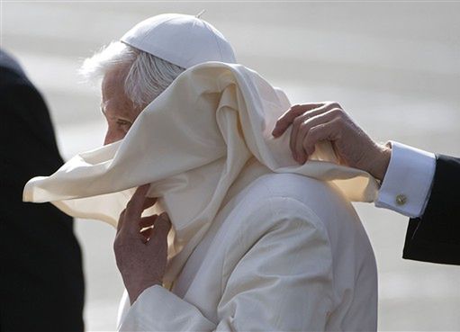 "Precz z Bennym Ratzingerem" - "gorąca" wizyta papieża